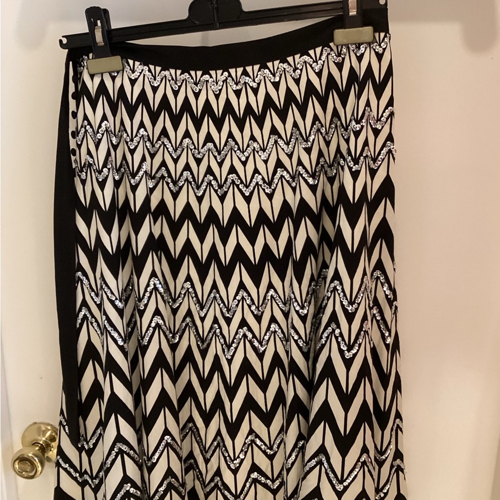 Chic Black and White Zigzag Skirt